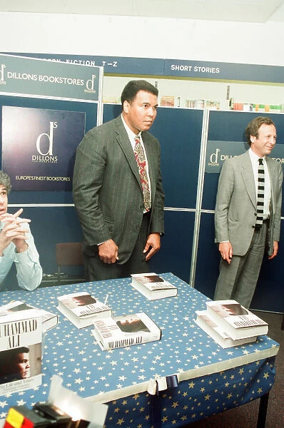 Muhammad Ali at Dillions book store in Birmingham to sign copies of the Thomas Hauser