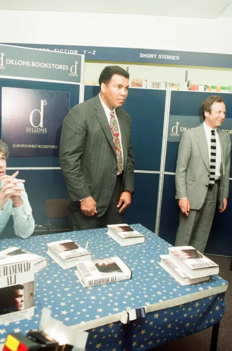Framed Print : Muhammad Ali at Dillions book store in Birmingham to sign copies of the Thomas Hauser Framed Print : Muhammad Ali at Dillions book store in Birmingham to sign copies of the Thomas Hauser