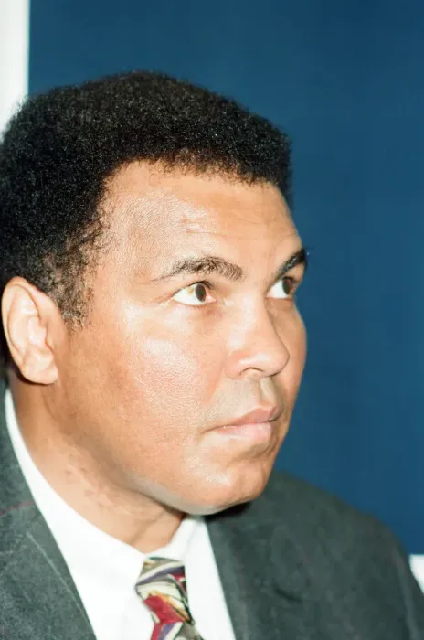 Framed Print : Muhammad Ali at Dillions book store in Birmingham to sign copies of the Thomas Hauser Framed Print : Muhammad Ali at Dillions book store in Birmingham to sign copies of the Thomas Hauser