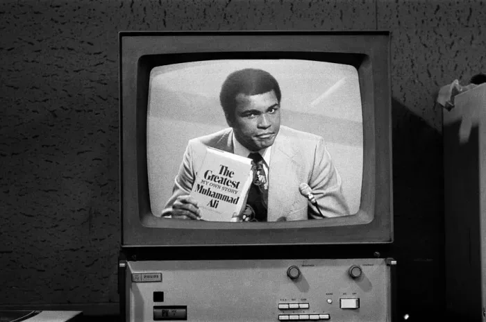 Framed Print : Muhammad Ali doing a commercial for the Daily Mirror March 1976 Framed Print : Muhammad Ali doing a commercial for the Daily Mirror March 1976