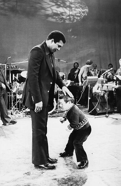 Muhammad Ali fights Kenny Baker the midget. 15th January 1979