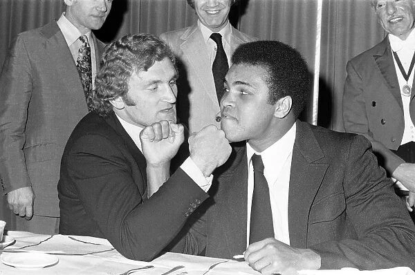 Muhammad Ali and Joe Bugner in Las Vagas to sign the contract for their upcoming fight
