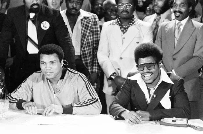 Framed Print : Muhammad Ali and Leon Spinks ahead of the second fight to be held at the Superdome in Framed Print : Muhammad Ali and Leon Spinks ahead of the second fight to be held at the Superdome in