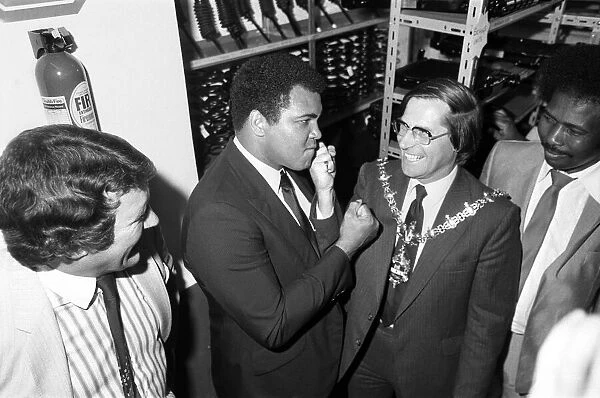 Muhammad Ali meets the Mayor of Dudley. 11th August 1983