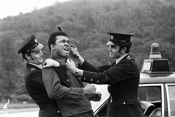 Muhammad Ali messing around with two policeman in Dublin prior to his fight with Alvin