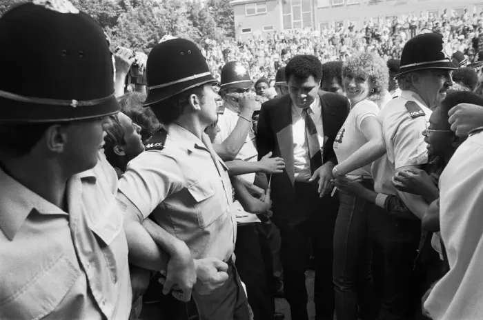 Framed Print : Muhammad Ali mobbed by fans in Dudley, Birmingham. 11th August 1983 Framed Print : Muhammad Ali mobbed by fans in Dudley, Birmingham. 11th August 1983