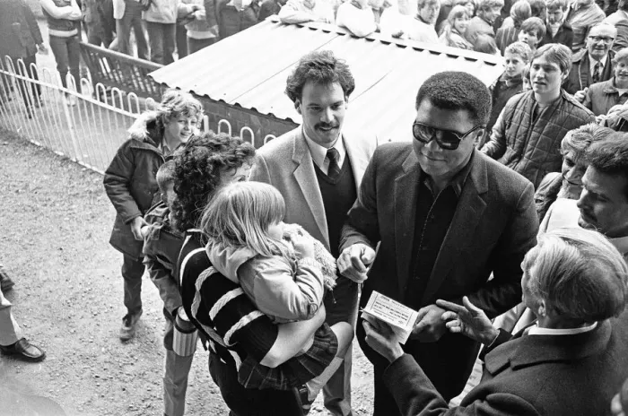 Framed Print : Muhammad Ali at Nuneaton. The boxing legend brought his own kind of magic to thrill