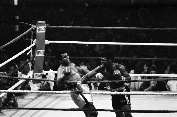 Framed Print : Muhammad Ali in his second match with Leon Spinks, at the Louisiana Superdome Framed Print : Muhammad Ali in his second match with Leon Spinks, at the Louisiana Superdome