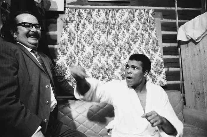 Framed Print : Muhammad Ali seen here with Daily Mirror boxing correspondent Frank McGhee at Ali