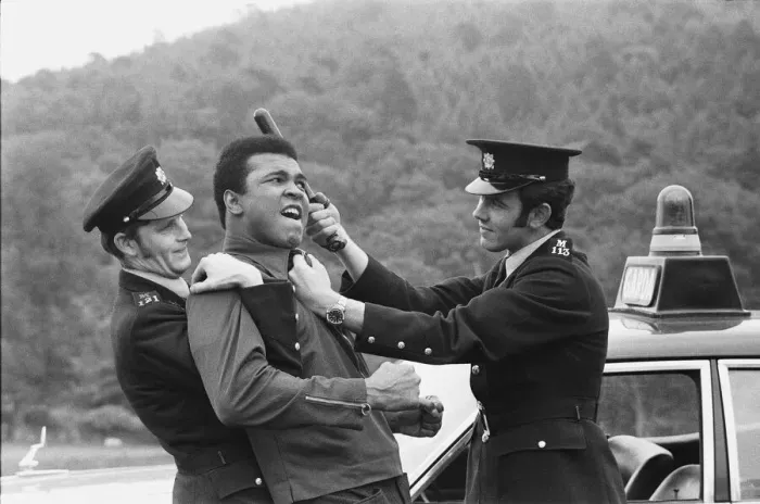 Framed Print : Muhammad Ali seen here playing a round with two policemen just outside Dublin Framed Print : Muhammad Ali seen here playing a round with two policemen just outside Dublin