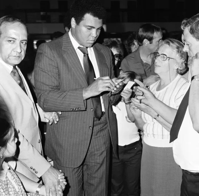 Framed Print : Muhammad Ali signing autographs for fans in England before his journey back to Chicago Framed Print : Muhammad Ali signing autographs for fans in England before his journey back to Chicago