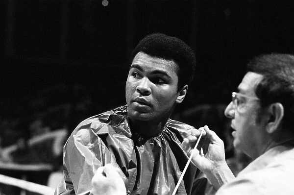 Muhammad Ali and trainer Angelo Dundee ahead of his fight with Bugner in Las Vegas