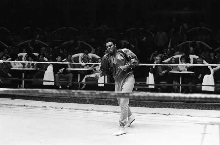 Framed Print : Muhammad Ali training ahead of his fight with Bugner in Las Vegas Framed Print : Muhammad Ali training ahead of his fight with Bugner in Las Vegas