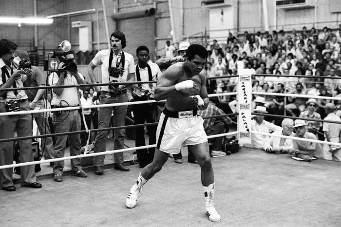Framed Print : Muhammad Ali in training ahead of his world heavyweight title comeback fight against WBC Framed Print : Muhammad Ali in training ahead of his world heavyweight title comeback fight against WBC