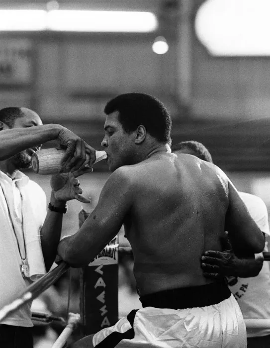 Framed Print : Muhammad Ali in training ahead of his world heavyweight title comeback fight against WBC Framed Print : Muhammad Ali in training ahead of his world heavyweight title comeback fight against WBC