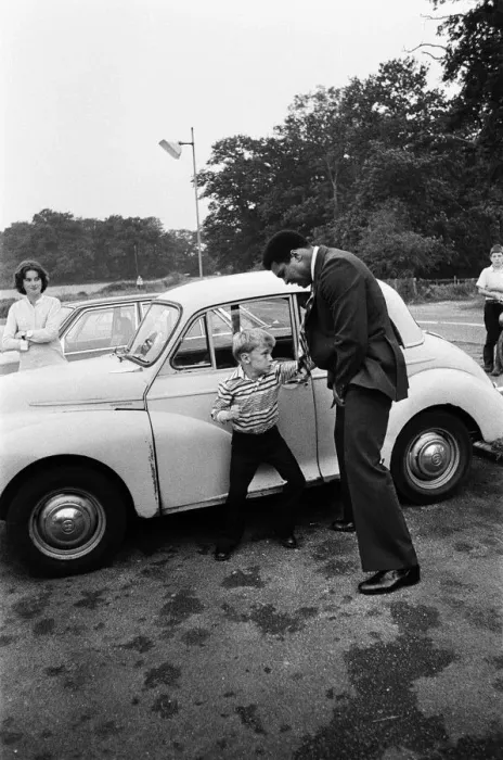 Framed Print : Muhammad Ali visiting Heckfield, Hampshire. Pictured, outside the New Inn pub Framed Print : Muhammad Ali visiting Heckfield, Hampshire. Pictured, outside the New Inn pub