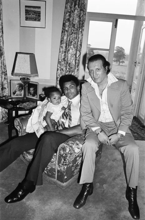 Framed Print : Muhammad Ali visiting Heckfield, Hampshire. August 1977 Framed Print : Muhammad Ali visiting Heckfield, Hampshire. August 1977