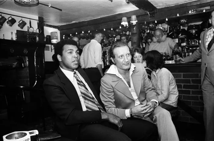 Framed Print : Muhammad Ali visiting Heckfield, Hampshire. Pictured in the New Inn pub Framed Print : Muhammad Ali visiting Heckfield, Hampshire. Pictured in the New Inn pub