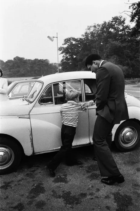 Framed Print : Muhammad Ali visiting Heckfield, Hampshire. Pictured, outside the New Inn pub Framed Print : Muhammad Ali visiting Heckfield, Hampshire. Pictured, outside the New Inn pub