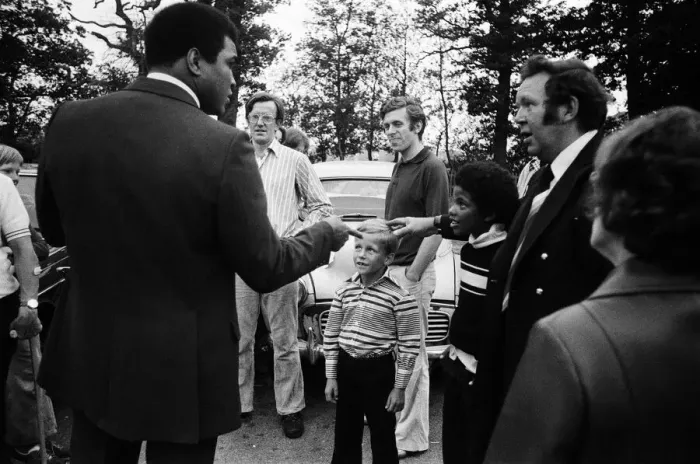 Framed Print : Muhammad Ali visiting Heckfield, Hampshire. Pictured, outside the New Inn pub