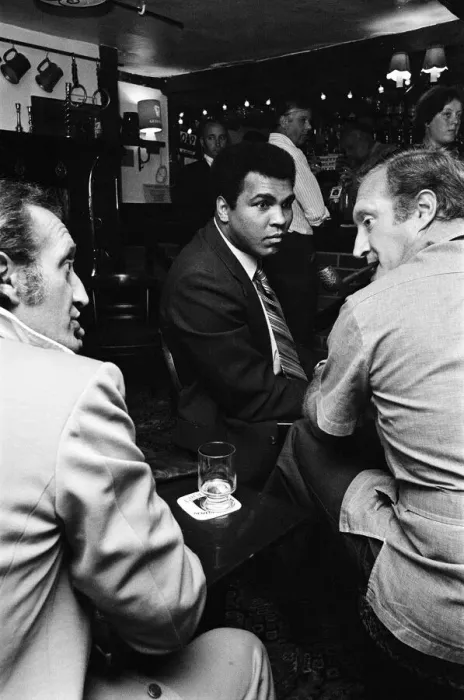 Framed Print : Muhammad Ali visiting Heckfield, Hampshire. Pictured in the New Inn pub Framed Print : Muhammad Ali visiting Heckfield, Hampshire. Pictured in the New Inn pub