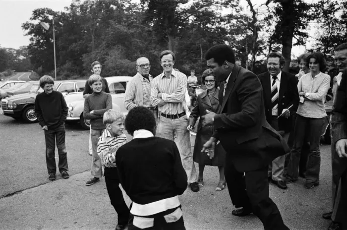 Framed Print : Muhammad Ali visiting Heckfield, Hampshire. Pictured, outside the New Inn pub Framed Print : Muhammad Ali visiting Heckfield, Hampshire. Pictured, outside the New Inn pub