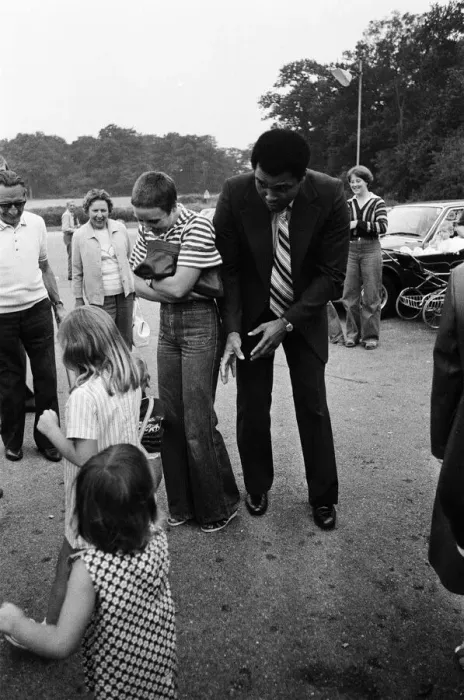 Framed Print : Muhammad Ali visiting Heckfield, Hampshire. Pictured, outside the New Inn pub Framed Print : Muhammad Ali visiting Heckfield, Hampshire. Pictured, outside the New Inn pub