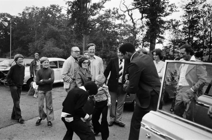 Framed Print : Muhammad Ali visiting Heckfield, Hampshire. Pictured, outside the New Inn pub Framed Print : Muhammad Ali visiting Heckfield, Hampshire. Pictured, outside the New Inn pub