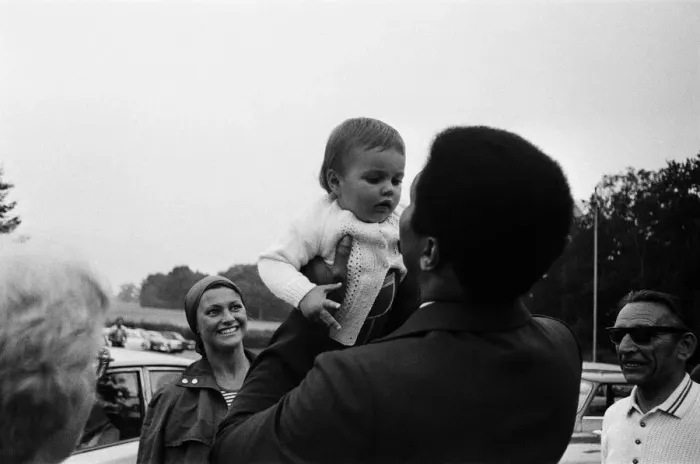 Framed Print : Muhammad Ali visiting Heckfield, Hampshire. Pictured, outside the New Inn pub Framed Print : Muhammad Ali visiting Heckfield, Hampshire. Pictured, outside the New Inn pub