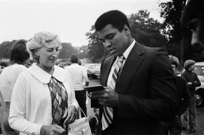 Framed Print : Muhammad Ali visiting Heckfield, Hampshire. Pictured, outside the New Inn pub