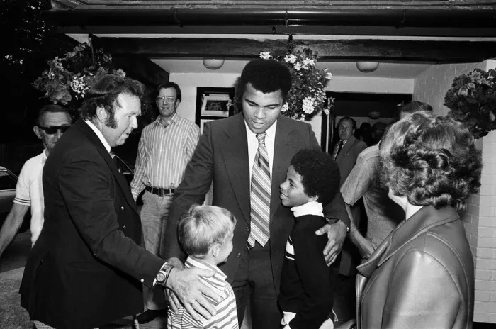 Framed Print : Muhammad Ali visiting Heckfield, Hampshire. Pictured in the New Inn pub Framed Print : Muhammad Ali visiting Heckfield, Hampshire. Pictured in the New Inn pub