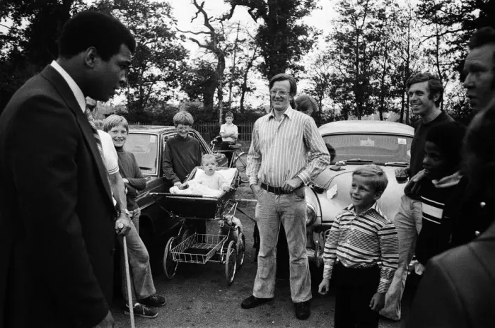 Framed Print : Muhammad Ali visiting Heckfield, Hampshire. Pictured, outside the New Inn pub