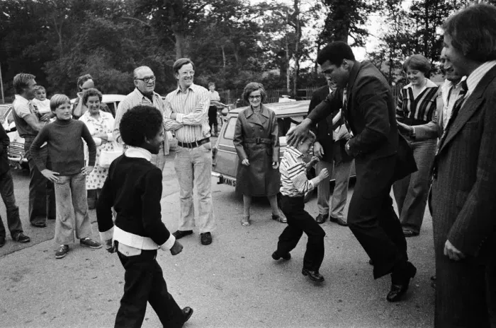 Framed Print : Muhammad Ali visiting Heckfield, Hampshire. Pictured, outside the New Inn pub Framed Print : Muhammad Ali visiting Heckfield, Hampshire. Pictured, outside the New Inn pub