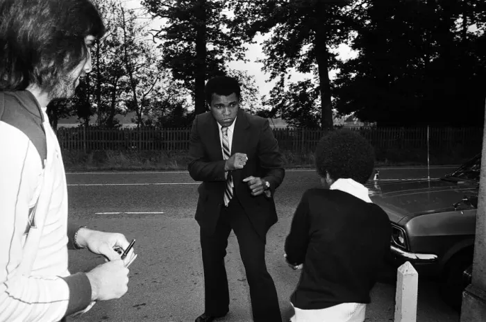 Framed Print : Muhammad Ali visiting Heckfield, Hampshire. Pictured, outside the New Inn pub Framed Print : Muhammad Ali visiting Heckfield, Hampshire. Pictured, outside the New Inn pub
