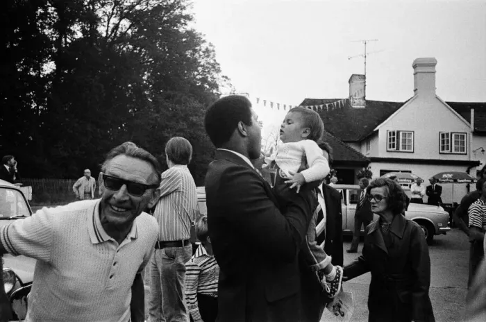Framed Print : Muhammad Ali visiting Heckfield, Hampshire. Pictured, outside the New Inn pub Framed Print : Muhammad Ali visiting Heckfield, Hampshire. Pictured, outside the New Inn pub