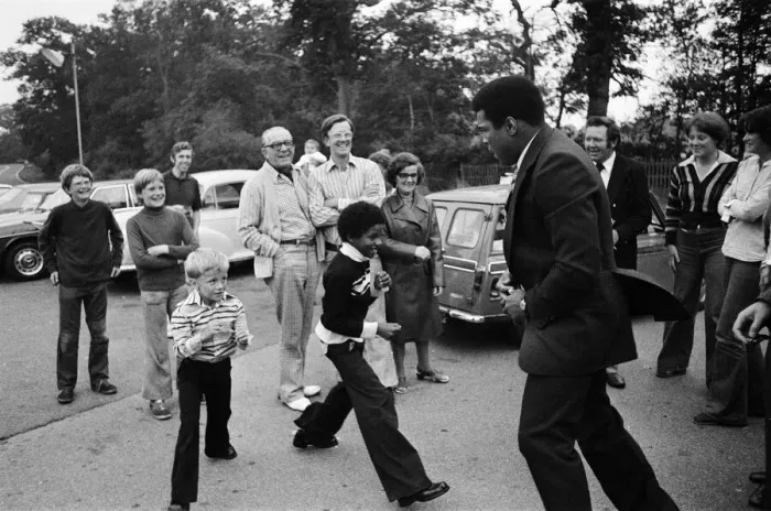 Framed Print : Muhammad Ali visiting Heckfield, Hampshire. Pictured, outside the New Inn pub Framed Print : Muhammad Ali visiting Heckfield, Hampshire. Pictured, outside the New Inn pub