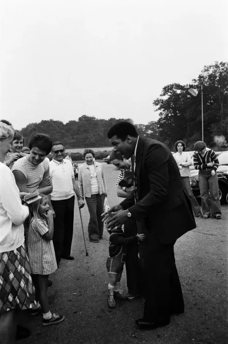 Framed Print : Muhammad Ali visiting Heckfield, Hampshire. Pictured, outside the New Inn pub Framed Print : Muhammad Ali visiting Heckfield, Hampshire. Pictured, outside the New Inn pub