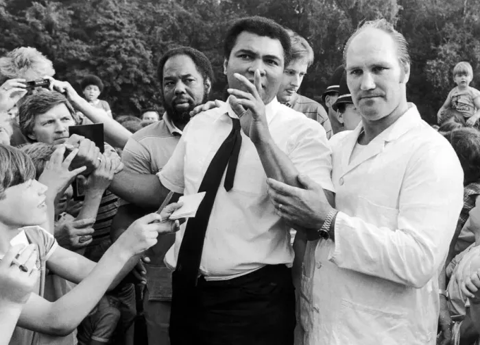 Framed Print : Muhammad Ali visits retired boxer Jack Bodell at his Fish and Chip Shop in Coventry Framed Print : Muhammad Ali visits retired boxer Jack Bodell at his Fish and Chip Shop in Coventry