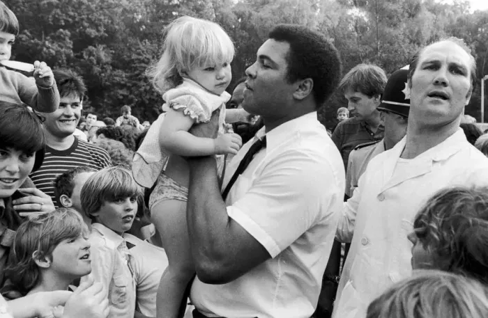 Framed Print : Muhammad Ali visits retired boxer Jack Bodell at his Fish and Chip Shop in Coventry Framed Print : Muhammad Ali visits retired boxer Jack Bodell at his Fish and Chip Shop in Coventry