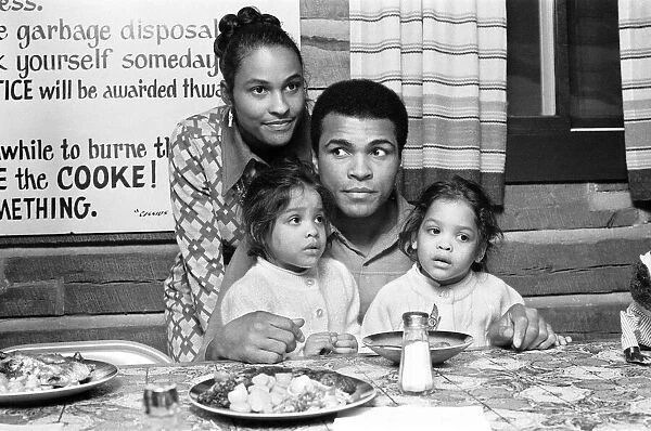 Muhammad Ali with wife Belinda Boyd and twin daughters Jamillah