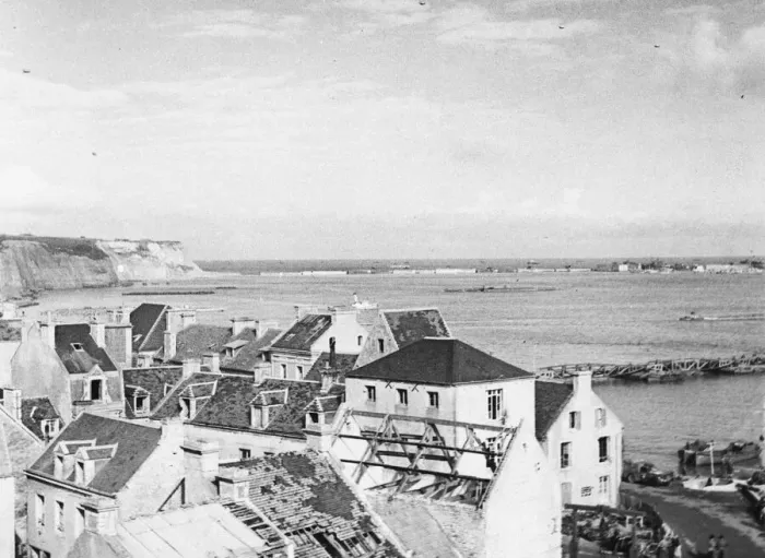Framed Print : The Mulberry B harbour Port Winston'at Arromanches. 23rd August 1944 Framed Print : The Mulberry B harbour Port Winston'at Arromanches. 23rd August 1944