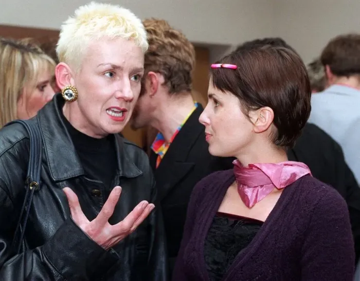 Framed Print : Muriel Gray talking to Sadie Frost at Glasgow Hilton Hotel February 1998
