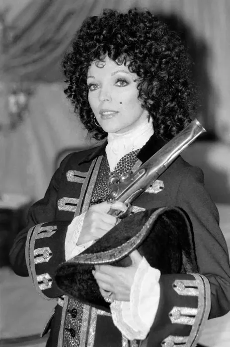 Framed Print : Musical: nTom Jonesi: Joan Collins as Black Bess'a notorious highwaywoman Framed Print : Musical: nTom Jonesi: Joan Collins as Black Bess'a notorious highwaywoman