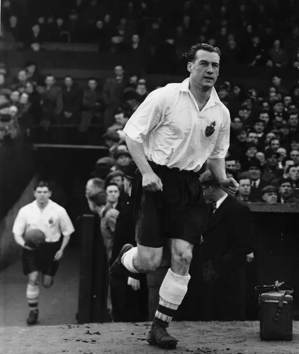 Framed Print : Nat Lofthouse of Bolton and England running on to the pitch Circa 1955