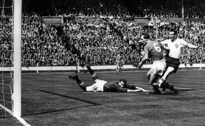 Framed Print : Nat Lofthouse (white shirt) scoring in the 1958 FA Cup Final past United keeper Harry Framed Print : Nat Lofthouse (white shirt) scoring in the 1958 FA Cup Final past United keeper Harry