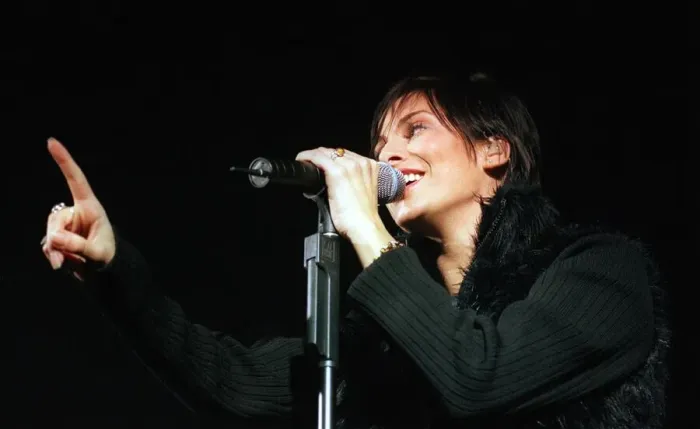 Framed Print : Natalie Imbruglia at Glasgow Barrowlands November 1998 Framed Print : Natalie Imbruglia at Glasgow Barrowlands November 1998
