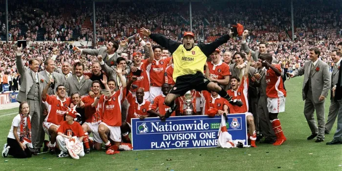 Framed Print : Nationwide Division One Play Off Final at Wembley Charlton Athletic team celebrate Framed Print : Nationwide Division One Play Off Final at Wembley Charlton Athletic team celebrate