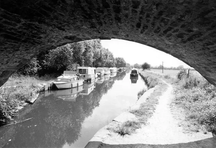 Framed Print : Navigation is restricted to three miles betwen closed locks at Aynho on the South Oxford
