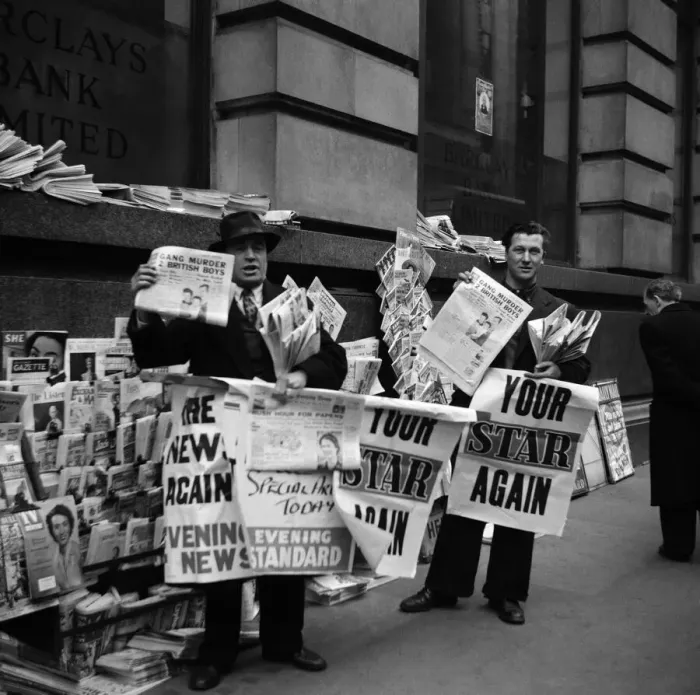 Framed Print : For nearly four weeks these Fleet Street news vendors have been without papers to sell Framed Print : For nearly four weeks these Fleet Street news vendors have been without papers to sell