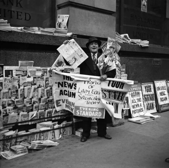 Framed Print : For nearly four weeks these Fleet Street news vendors have been without papers to sell
